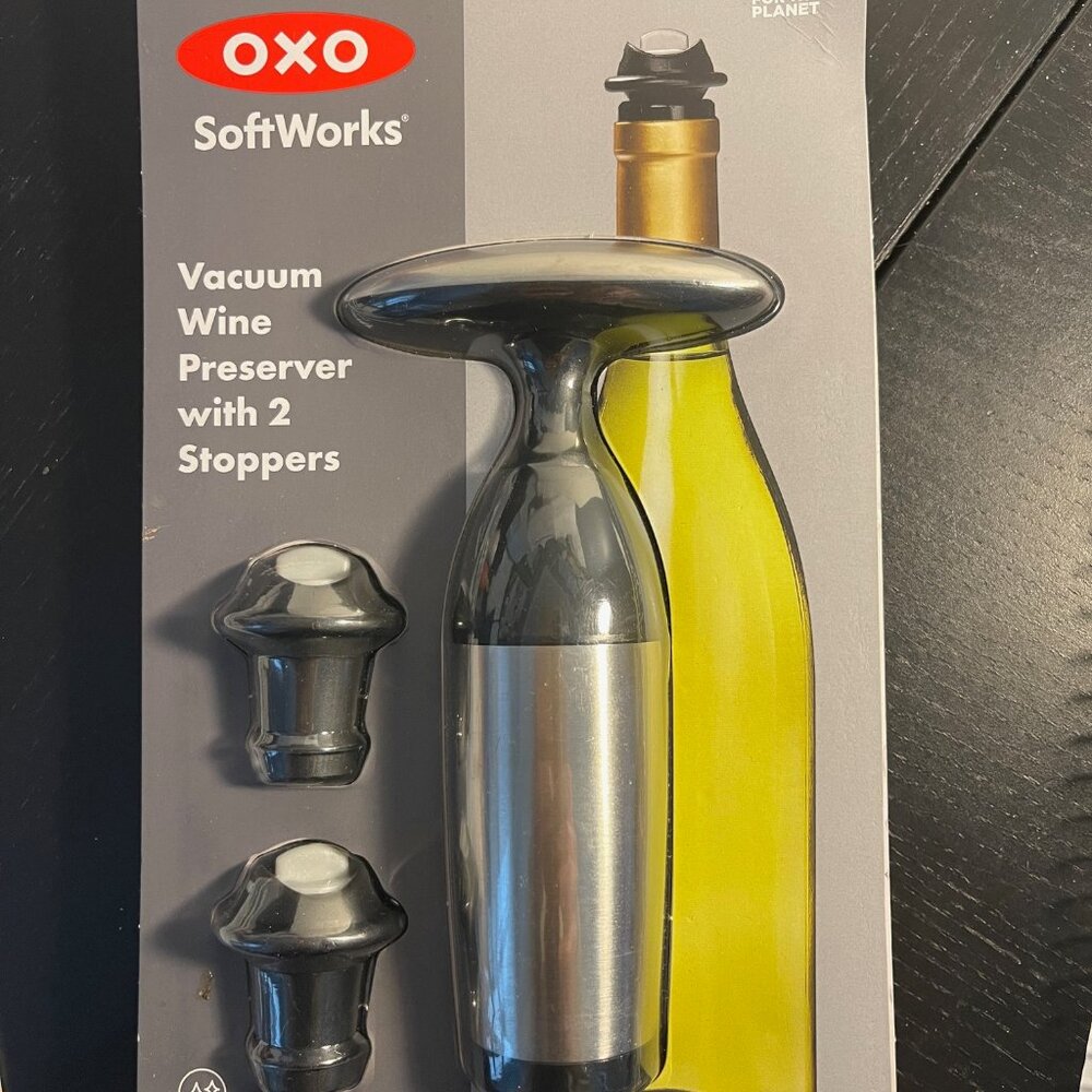 SoftWorks Vacuum Wine Preserver wth 2 Stoppers